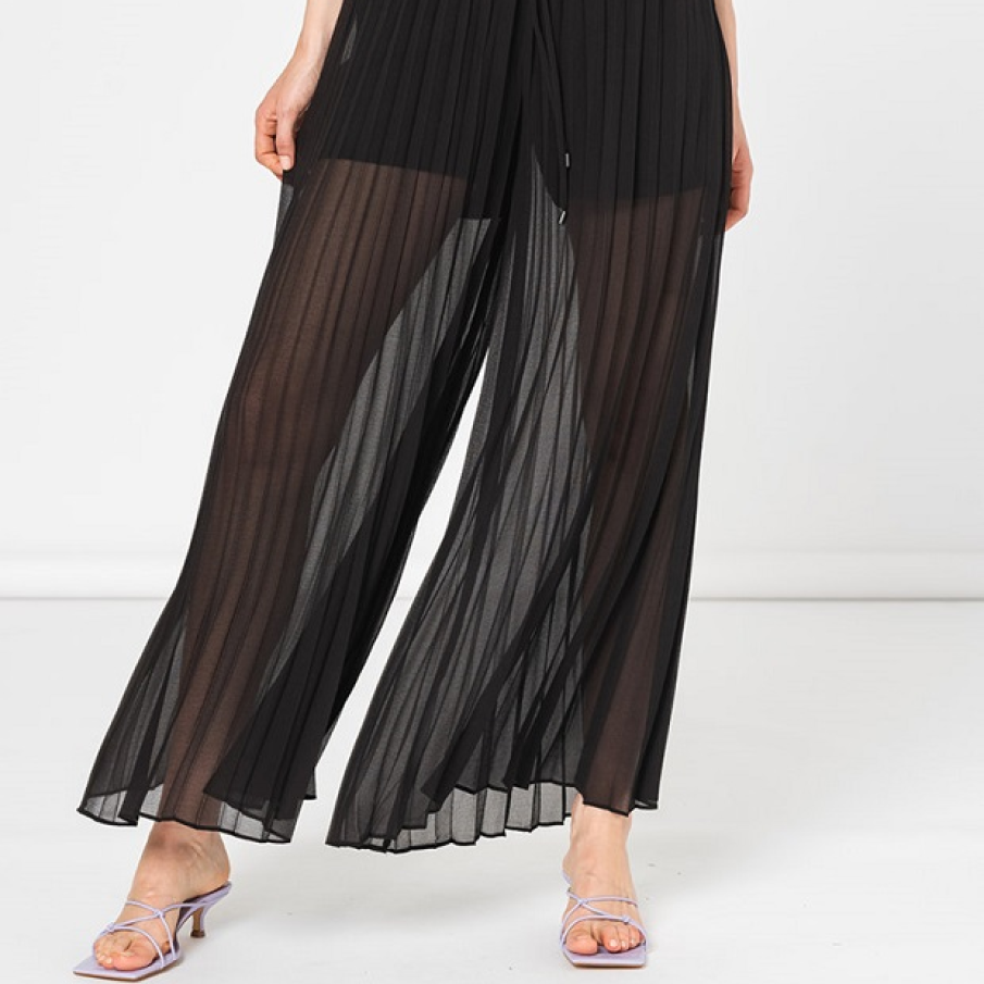 Pantaloni culottes negri, vaporoși și transparenți, cu detalii plisate și talie ajustabilă. 