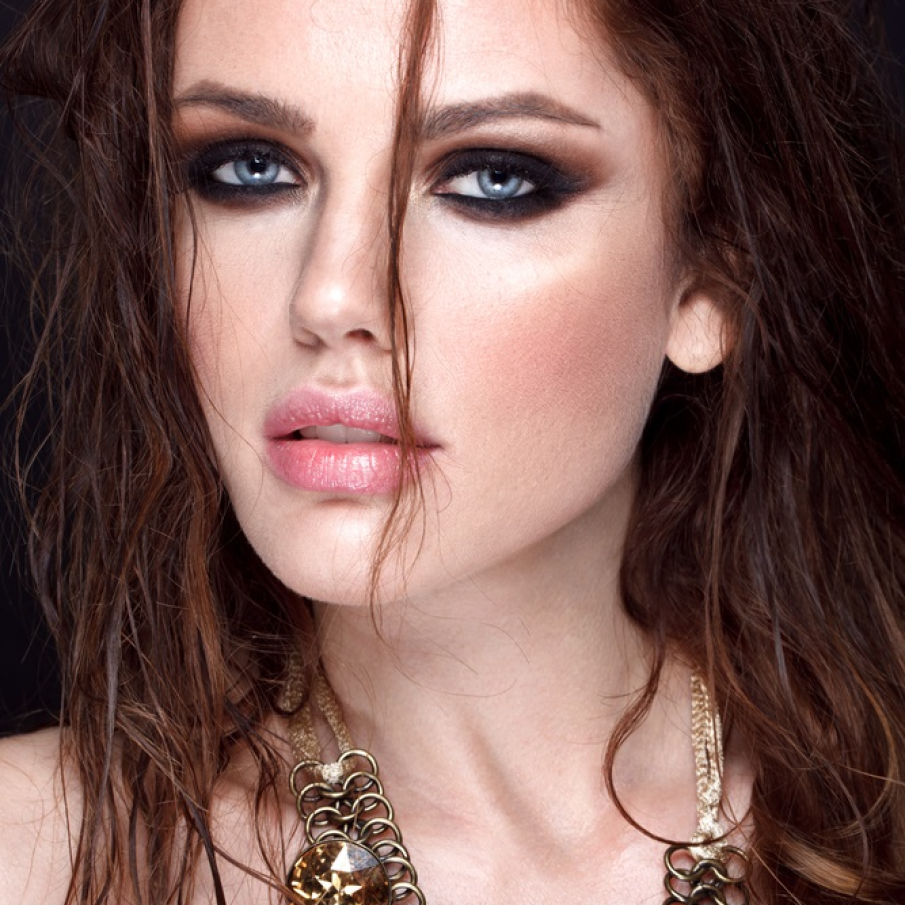 Dacă vreți un machiaj dramatic, care să intensifice privirea și albastrul ochilor, apelați la un machiaj smokey blenduind nuanțe închise la culoare, de maro intens sau chiar negru profund