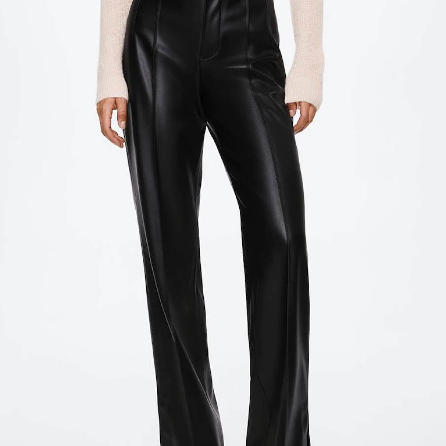 Pantaloni drepți de piele ecologică neagră de la Mango. Pot fi purtați cu o pereche de pantofi sau botine elegante, cu toc