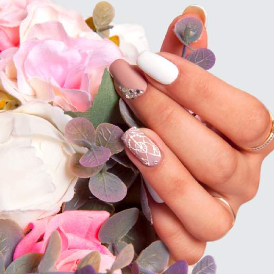 Manichiura de mireasa cu imprimeu pe inelar si strasuri 