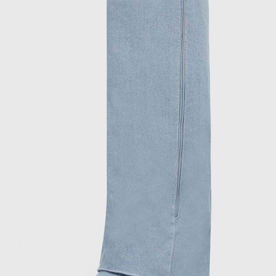 Cizme bleu tip foldover, cu aspect îndoit. Au vârful ascuțit și toc gros, acoperit parțial de materialul textil 