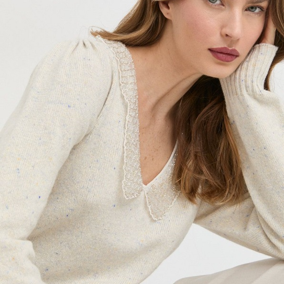 Pulover din colectia Twinset cu decolteu ascutit, cu 70% lana, decorat cu un guler superb stil aripioare