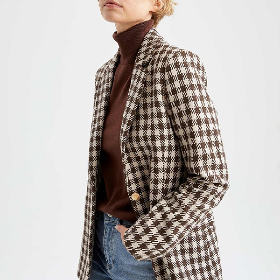Sacou casual în carouri alb prăfuit cu maro închis. Vine minunat purtat cu o helancă în același ton și blugi spalaciti sau deschiși la culoare. 