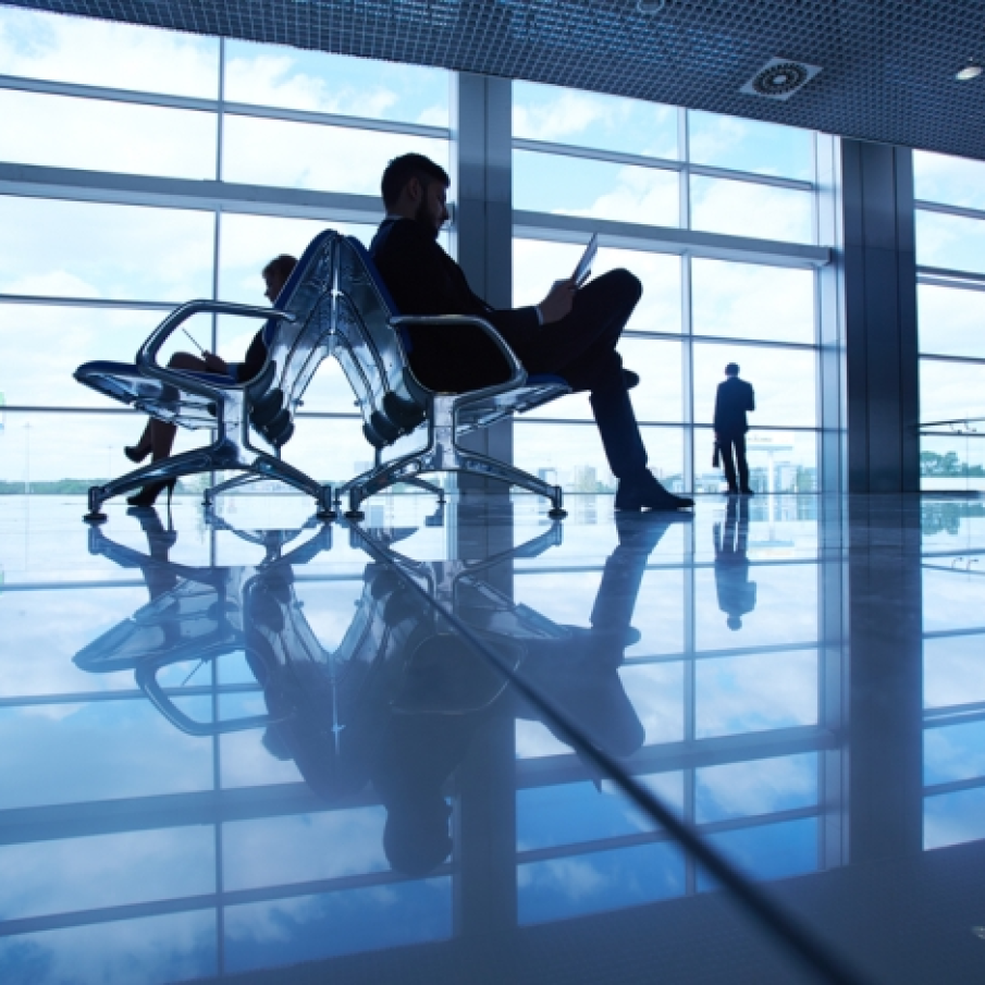  Lanaga fotoliul unde erau fursecurile, s-a asezat un domn care si-a deschis revista si a inceput sa citeasca, la randul lui.