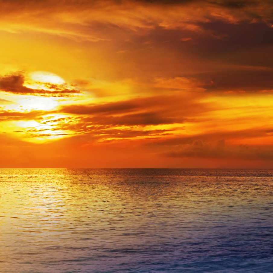 Apus dramatic deasupra oceanului, dar cata pace te poate inunda daca privesti o astfel de minunatie?