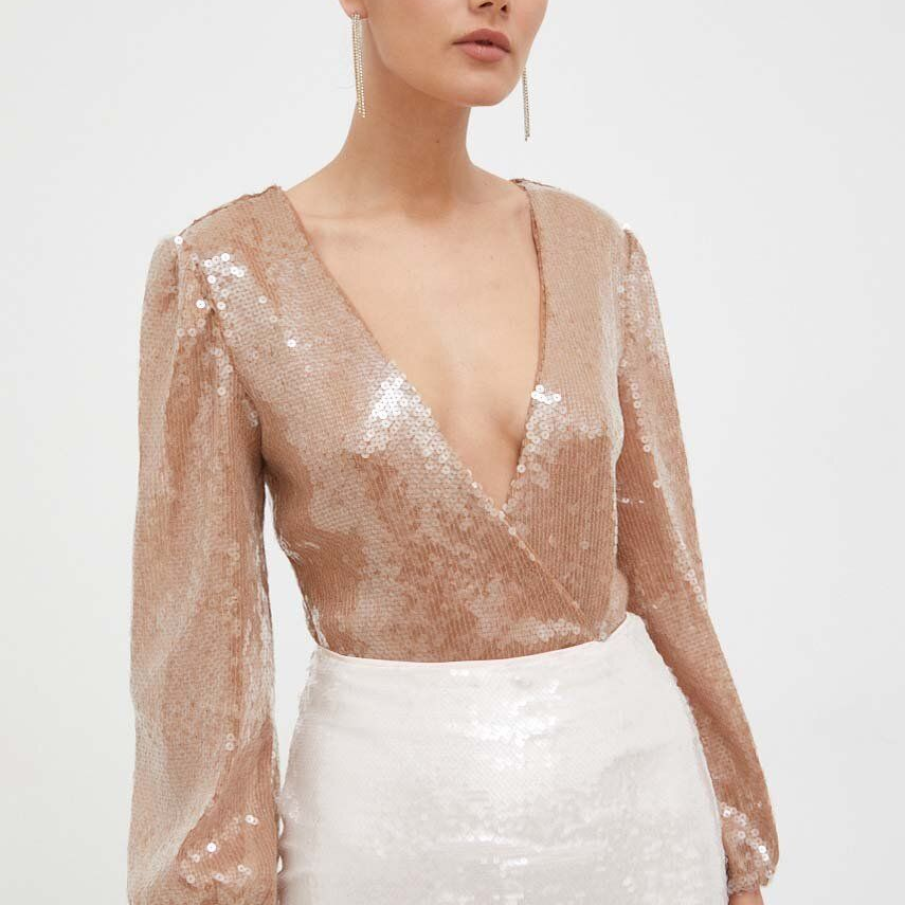 Body bej Bardot cu decolteu cache coeur, glamorous și strălucitor, decorat cu paiete. Este perfect pentru ocaziile speciale! 