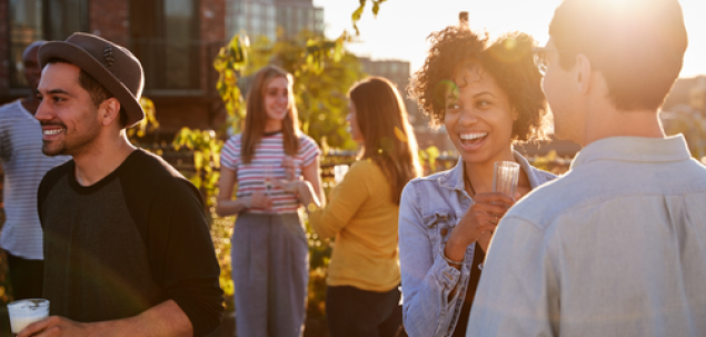 Ce faci cand esti in prezenta oamenilor pe care nu ii cunosti?