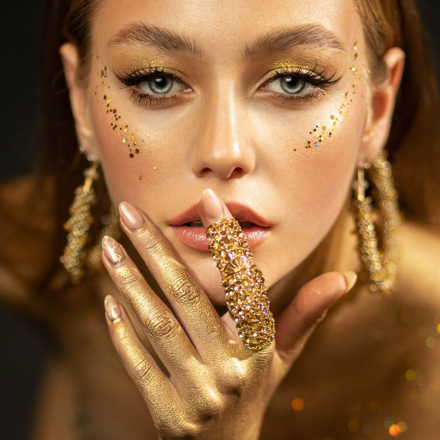 Machiaj glamorous, cu atingeri de glitter auriu 