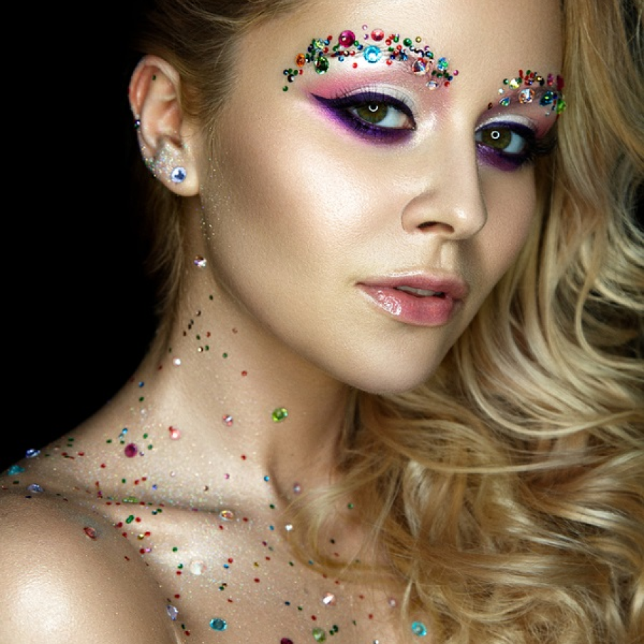 Dacă iubiți culorile și va doriți un machiaj teatral, futurist sau de impact, puteți aplica ștrasuri colorate, imitând mini bijuteriile, de-a lungul sprâncenelor, acoperindu-le integral