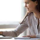 Femeie, studii superioare, din capitala. Asa arata internautul roman!