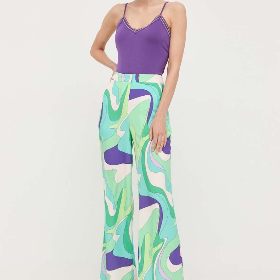 Pantaloni Morgan cu imprimeu abstract, picior larg, conic și talie înaltă. Dispune și de 2 buzunare laterale 