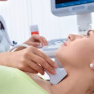 Cand operam tiroida si care sunt riscurile acestei interventii