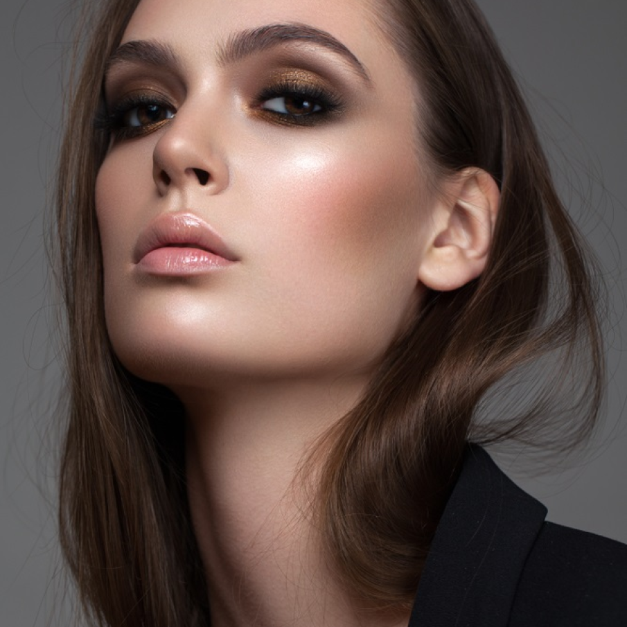Machiaj smokey maro pământiu cu accente delicate și sidefate de auriu 