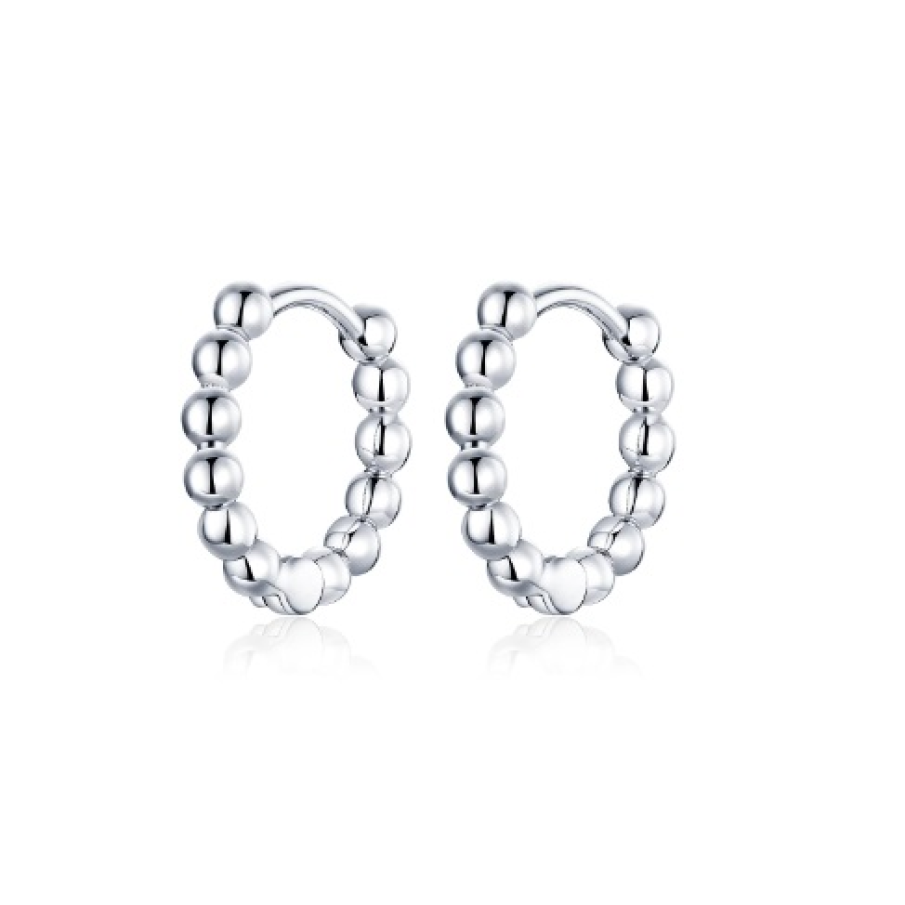 Cercei din argint Silver Rounds Hoops, fără pietre. Deoarece au un aspect delicat, îndulcesc trăsăturile fetei și îi conferă grație 