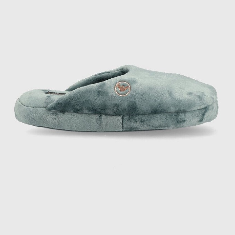 Papuci de casă din colecția Emporio Armani Underwear, deosebit de confortabili și călduroși, confecționați din material textil moale și confortabil