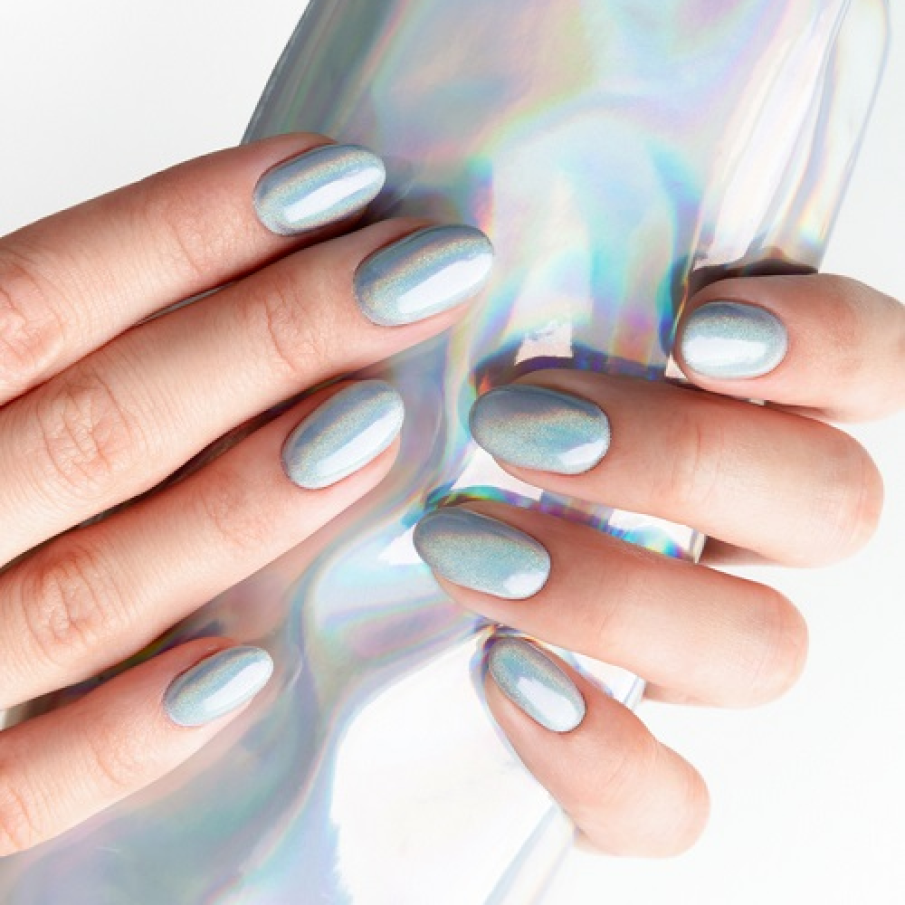Manichiură holografică inspirată de cerul schimbător al primăverii 