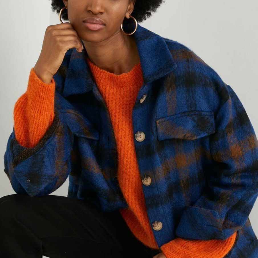 Cămașă călduroasă, de toamnă, din colecția Answear Lab. Are linia umerilor lăsată și două buzunare laterale.