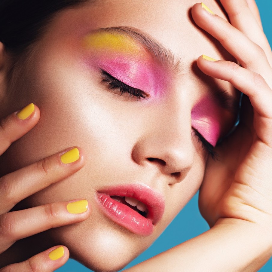 Atingeri de galben solar în colțul superior al sprâncenelor 