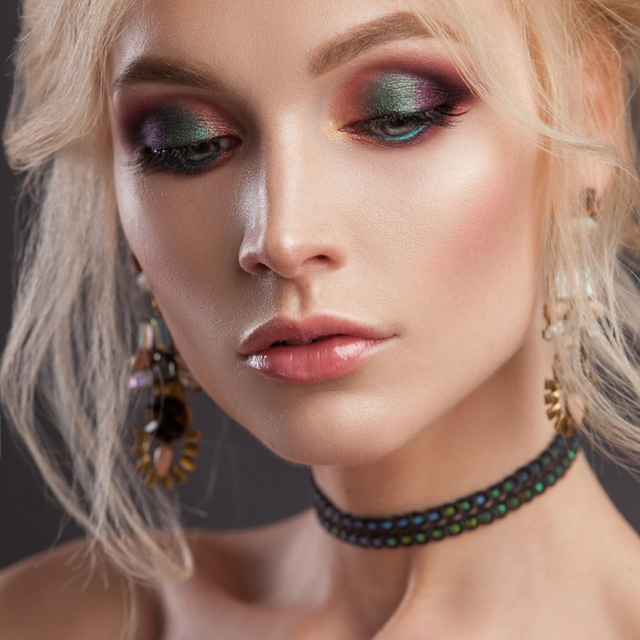 Machiaj în care se blenduiesc și întrepătrund farduri în diverse tonuri de toamnă 