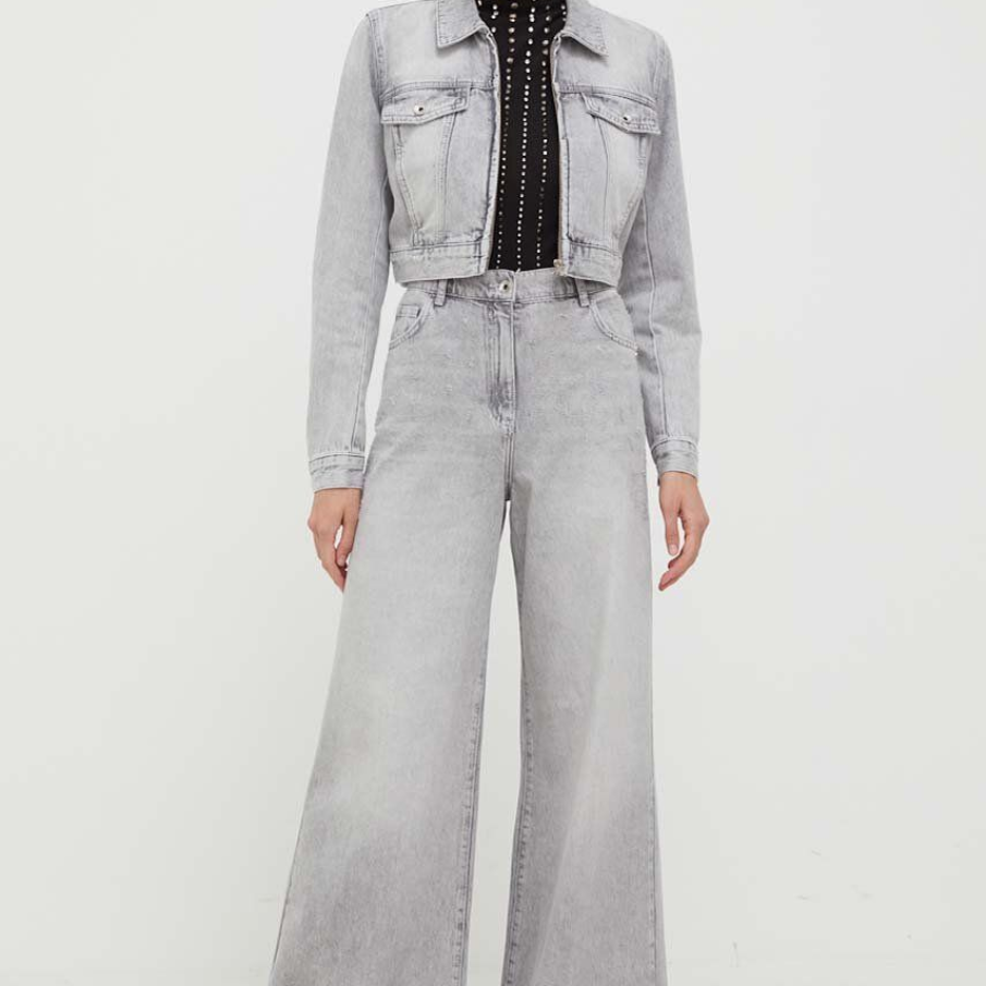 Jeanși din colecția Patrizia Pepe cu fason wide leg și talie înaltă. Au un aspect deschis la culoare și sunt din denim abrazat