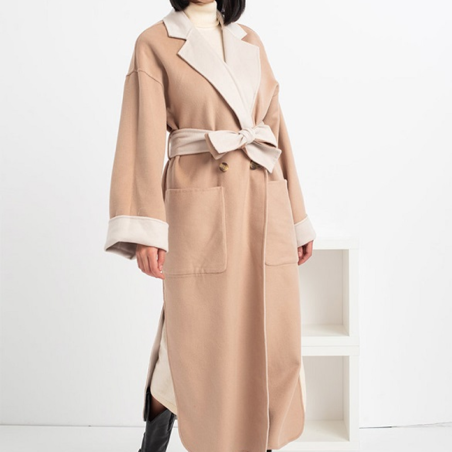 Un palton deosebit, reversibil, ce poate fi purtat pe ambele fețe: într-una predomină albul prăfuit, în cealaltă un maro deschis în nuanța cafelei cu mult lapte