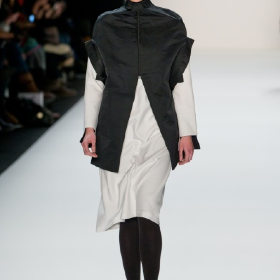 'Trust yourself' by Adelina Ivan: Minimalism si o paleta cromatica restransa 