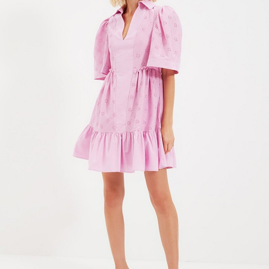 Rochie roz cu mâneci clopot și volane decorative, evazată, din dantelă croșetată. 