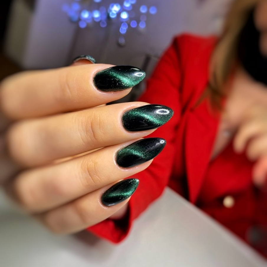 Manichiură Ochi de pisică elegantă, ce poate fi purtată la ocaziile speciale sau la evenimentele glamorous