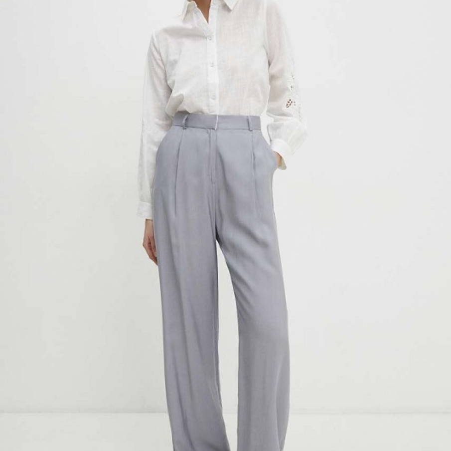 Pantaloni din colecția Answear Lab confecționați din țesătură netedă, cu o croială lejeră, buzunare laterale și talie înălțată