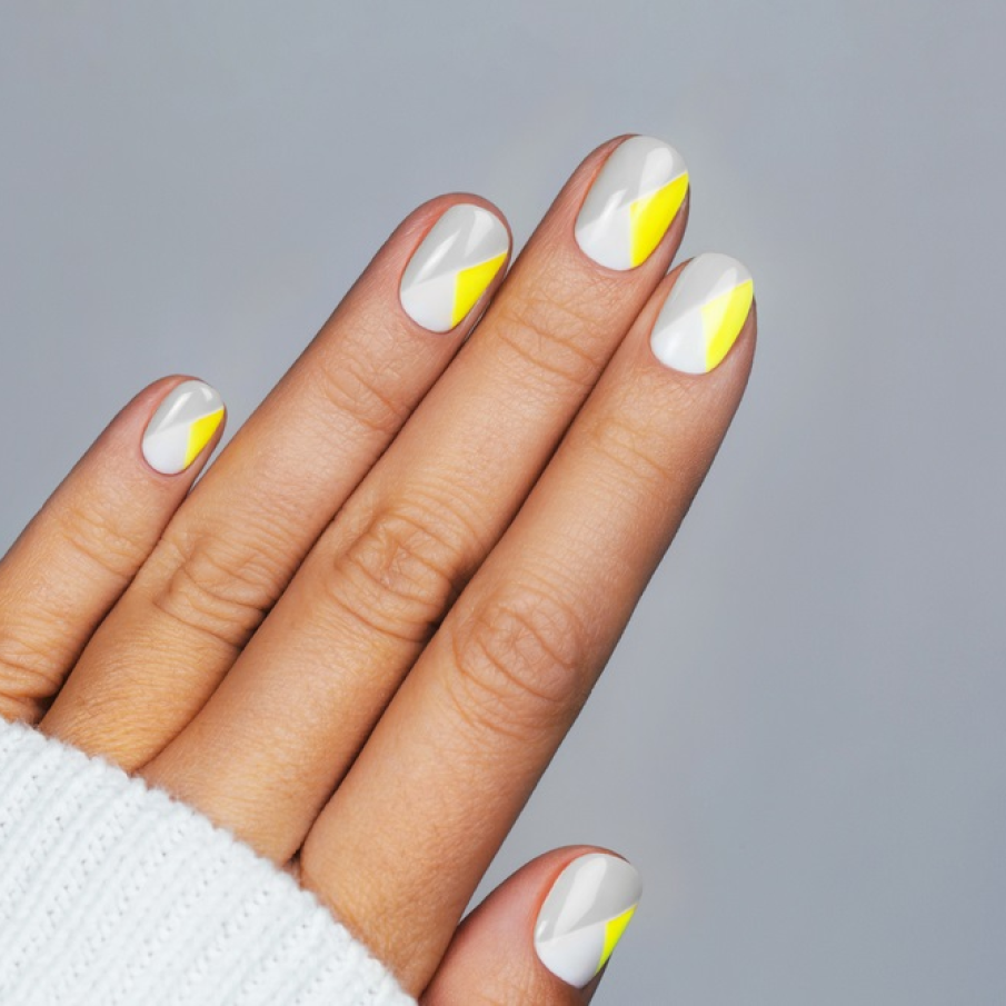 Gri și galben pe unghii - culorile oficiale ale anului 2021 