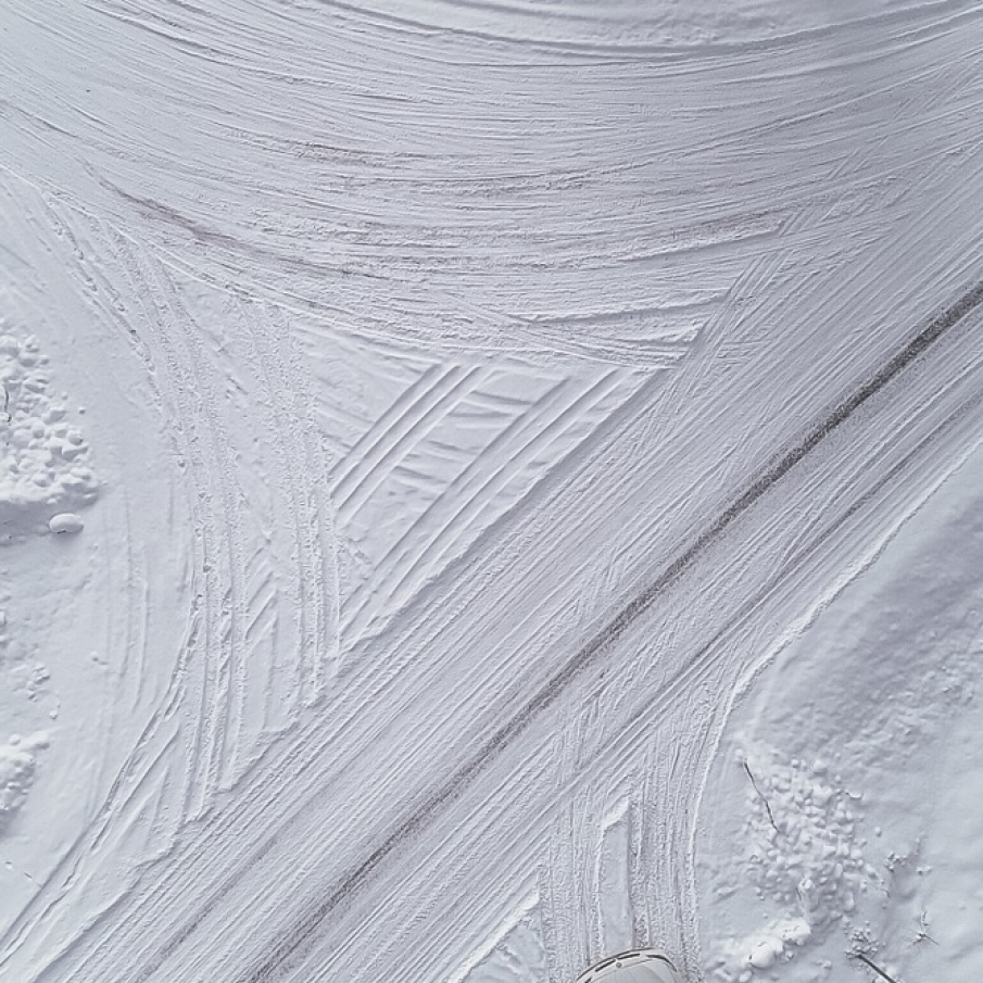 Drumuri în zăpadă - peisaj rural de iarnă 