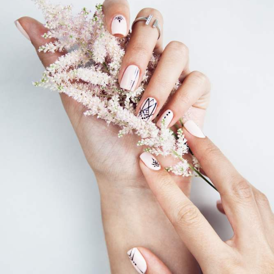 Manichiura de mireasa cu accente pictate 