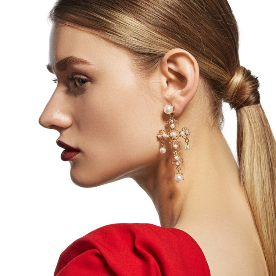 Cercel unic tip candelabru, ornamentat cu perle false 