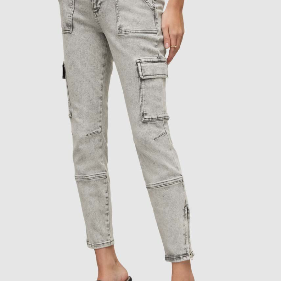 Blugi skinny fit în nuanță de gri spălăcit de la AllSaints. Au buzunare decorative cargo și talie obișnuită 