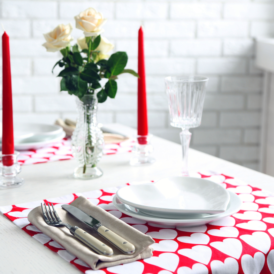 Decor simplu, dar de efect, pentru masa de Ziua Indragostitilor