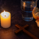 Rugăciune de post: Cum să te apropii de Dumnezeu când postești și să capeți putere în fața ispitei 