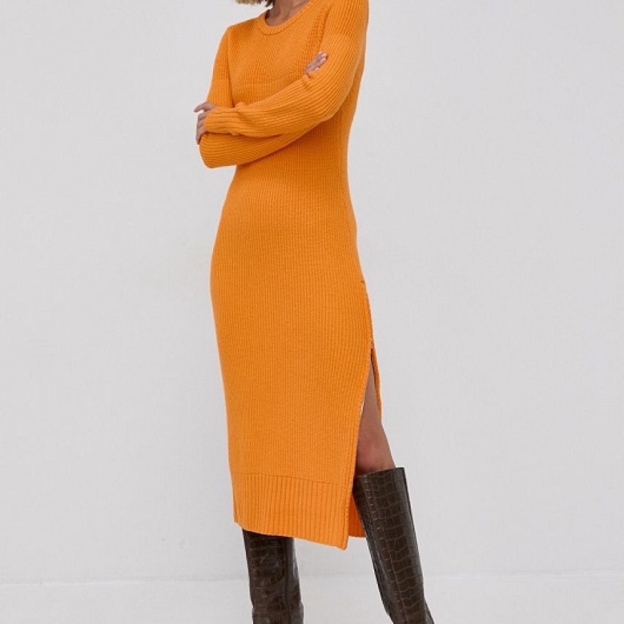 Rochie oranj midi, perfectă pentru a fi purtată cu cizme elegante sau chiar cu pantofi sport 