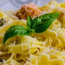 Tagliatelle Alfredo cu somon si capere