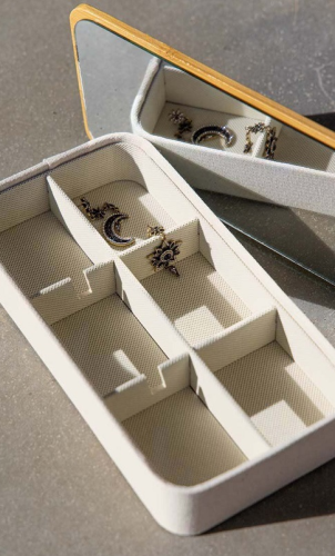 Mini povești de pe masa de toaletă: 10 cutii de bijuterii și organizatoare pentru a-ti depozita accesoriile tale dragi 