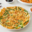 Rețetă de clătite cu cașcaval și legume. Un mic dejun delicios!