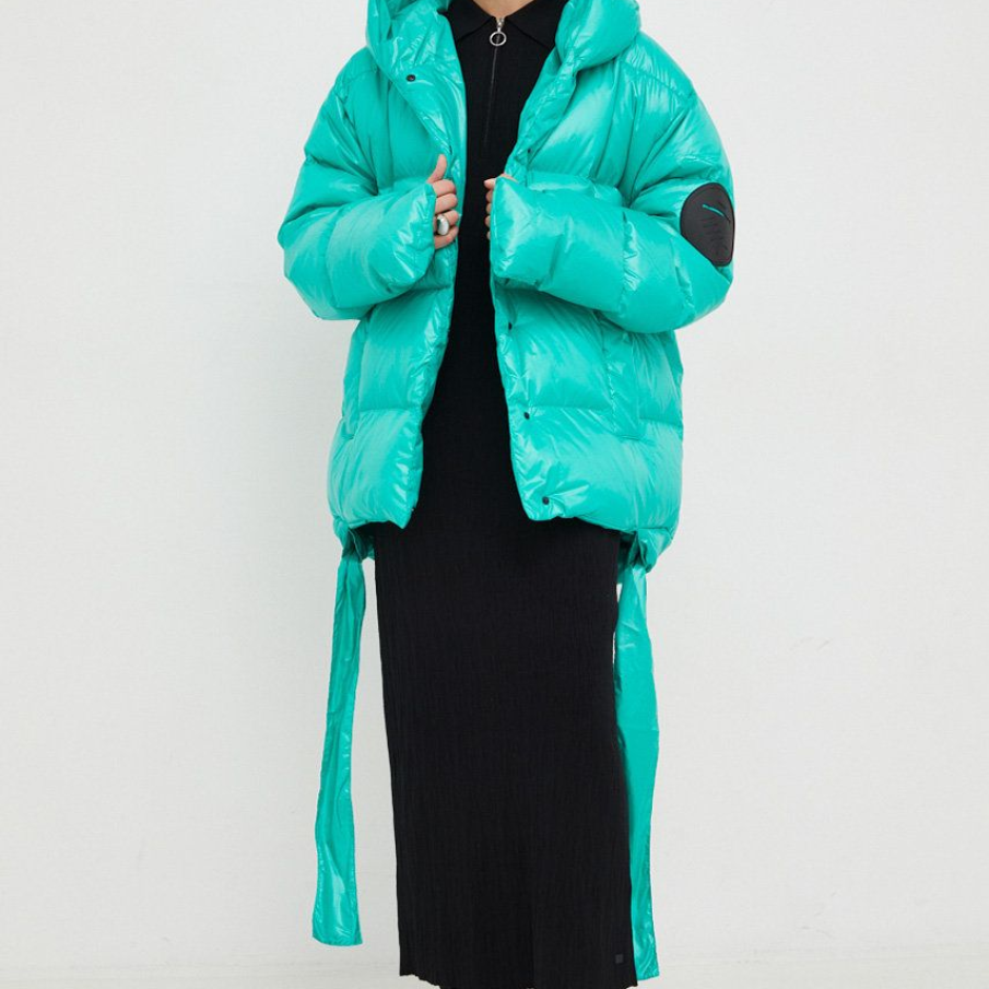 Geacă turcoaz de puf cu glugă, din colecția MMC STUDIO, confecționată din material neted 