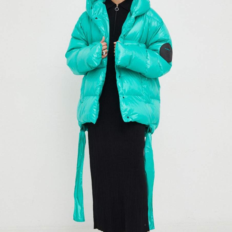 Geacă turcoaz de puf cu glugă, din colecția MMC STUDIO, confecționată din material neted 