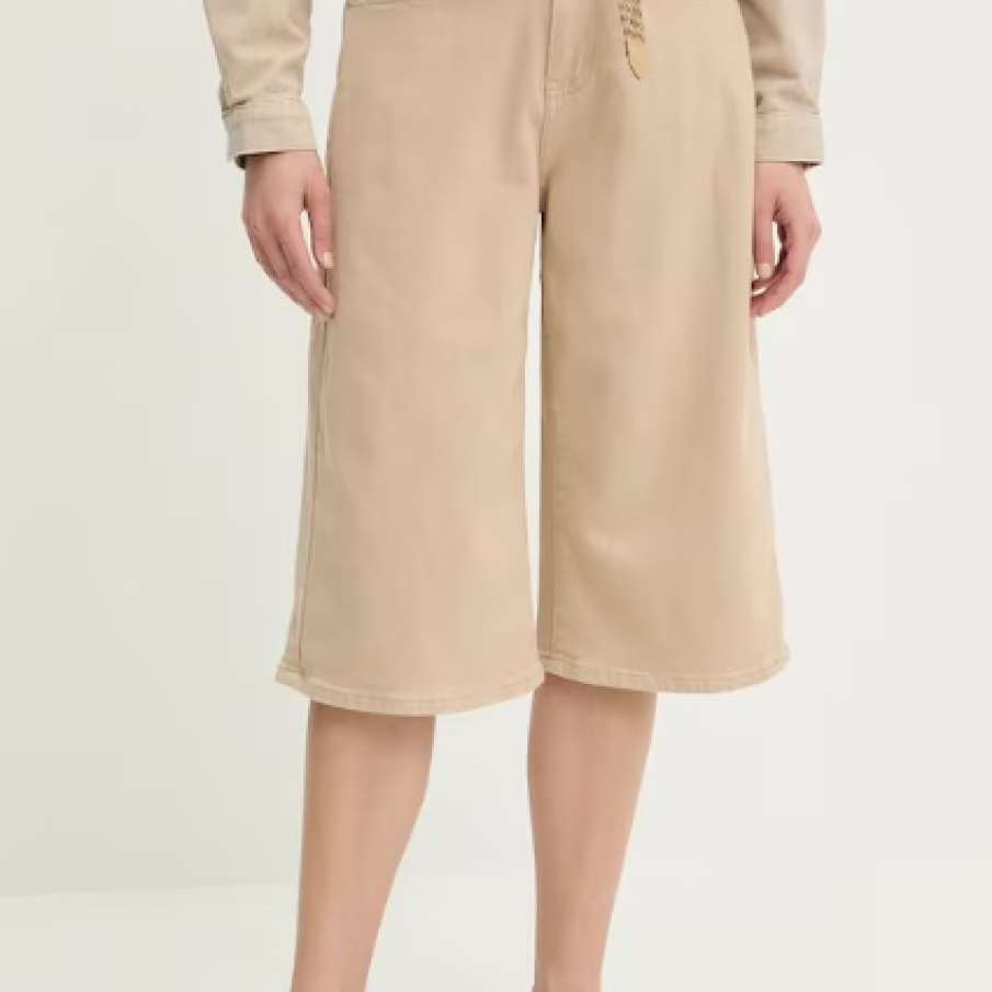 Se poartă pantalonii scurți de dimensiuni mai lungi în vara 2025: 10 modele moderne