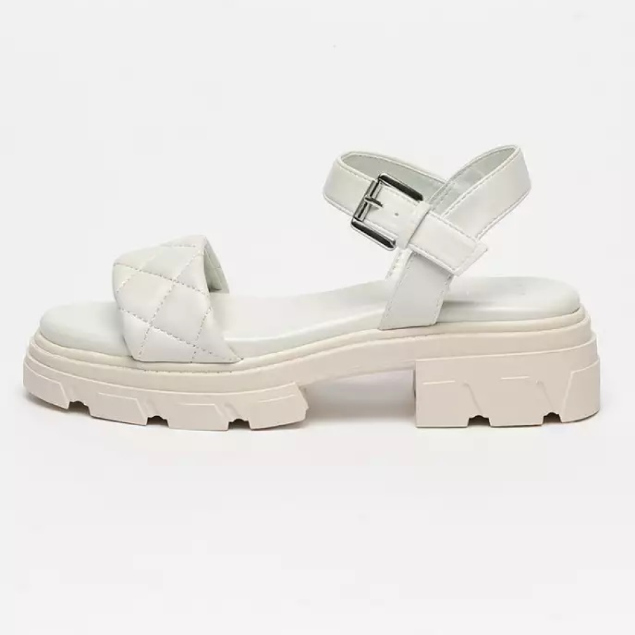 Sandale tip chunky din piele ecologică, cu talpă groasă și toc, având totodată aspect matlasat  