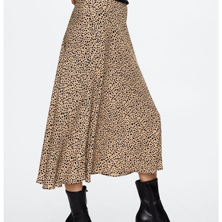 Fustă midi evazată și elegantă de la Mango, cu animal print. Arată minunat cu o pereche de botine cu toc. 
