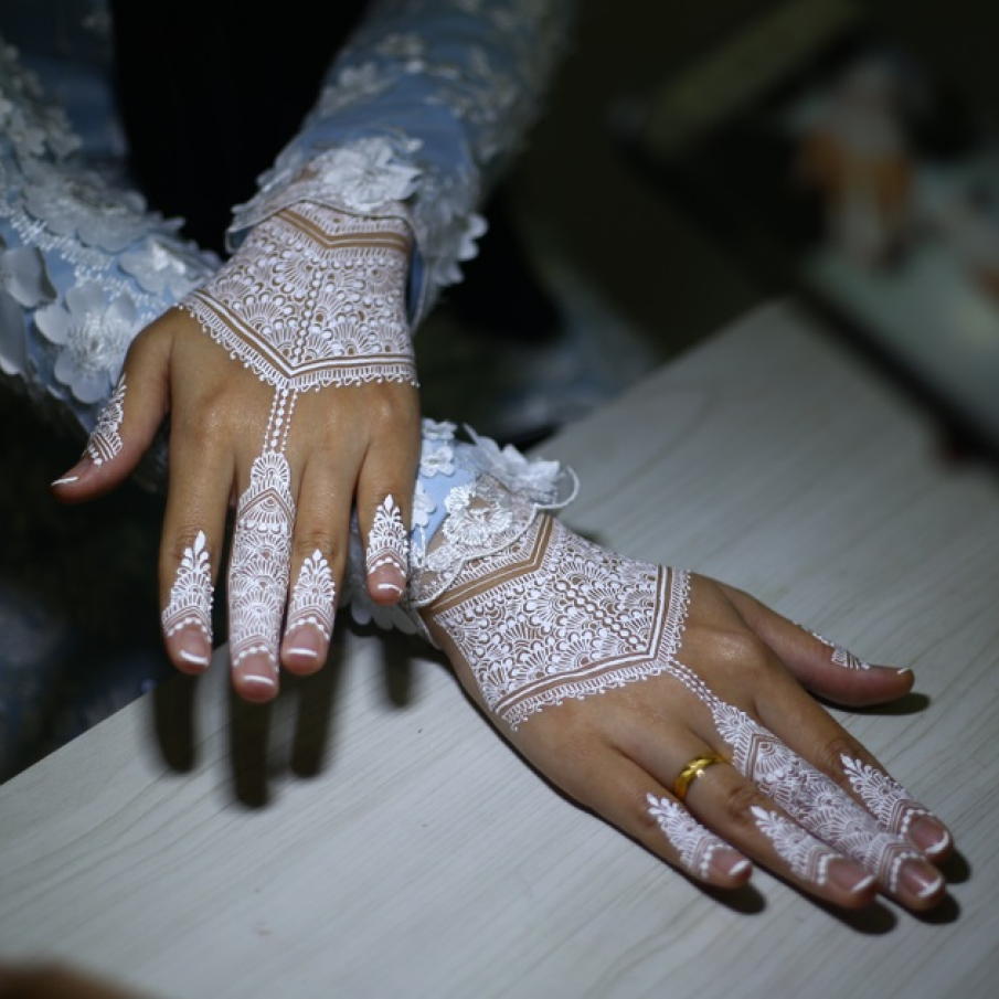 Decoratiuni elaborate cu henna alba pe pielea mainilor 