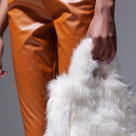 MUST HAVE: Geanta de blană/lână! 10 modele ULTRA moderne