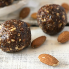 Reteta vegana simpla: Bile proteice fara zahar, cu cacao si cocos