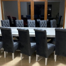 Cum poate un set cu masă și scaune tapițate să schimbe vibe-urile din spațiul tău de dining