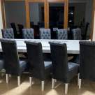 Cum poate un set cu masă și scaune tapițate să schimbe vibe-urile din spațiul tău de dining